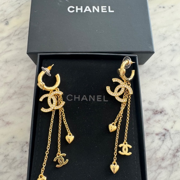 CHANEL Gold CC Logo Heart Dangling Pendant Earings 22P collection - Picture 2 of 7